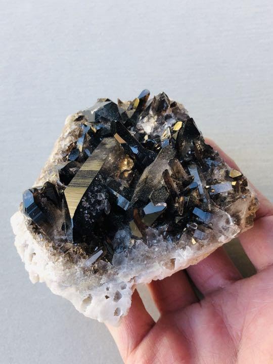 Amazon.co.jp: 極上 黒水晶モリオンクラスター 原石 浄化 置物No2 C